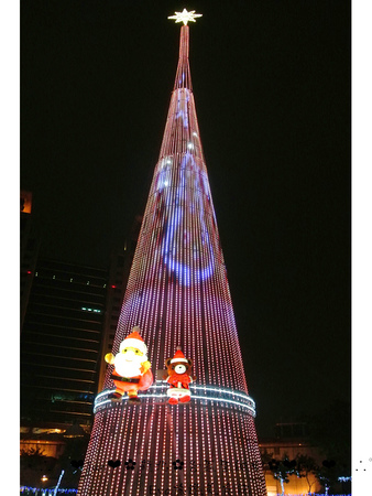 新北市政府行政大樓：【遊記】oO。台北  各區聖誕樹齊聚～美麗又浪漫！。o○。