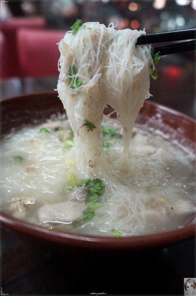 房記輝伯鴨肉羹麵：[庶民美食]房記輝伯鴨肉羹麵~特色客家美食，粄條藏在鴨肉卷裡