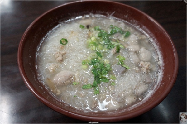 房記輝伯鴨肉羹麵：[庶民美食]房記輝伯鴨肉羹麵~特色客家美食，粄條藏在鴨肉卷裡