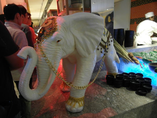 品花苑：晶冠廣場【品花苑】全台最大間Buffet餐廳