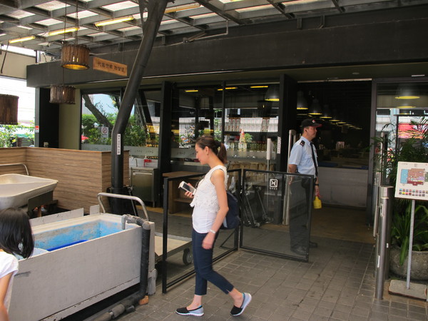 上引水產：(胖樺食記)台北市濱江街上引水產健康便當。四種菜色任君搭配。