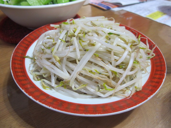 上引水產：(胖樺食記)台北市濱江街上引水產健康便當。四種菜色任君搭配。