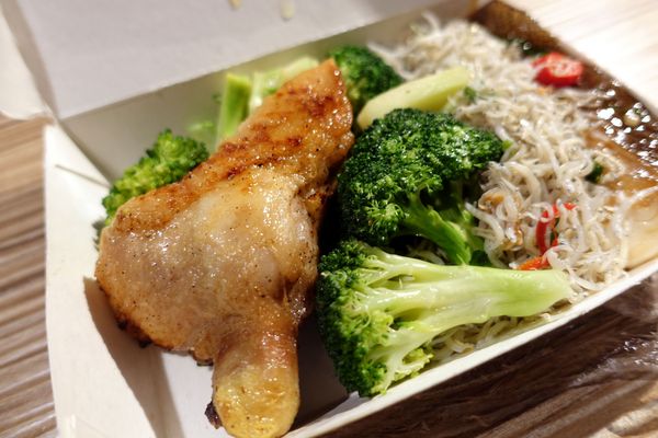 上引水產：(胖樺食記)高CP值濱江街「上引水產」四種菜色健康便當。台北美食推薦必吃