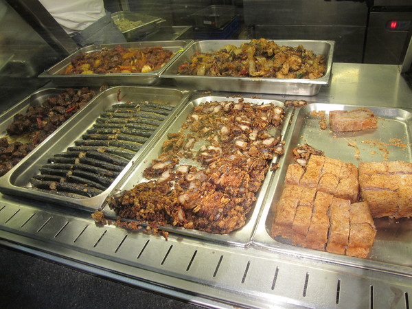 上引水產：(胖樺食記)台北市濱江街上引水產健康便當。四種菜色任君搭配。