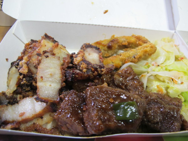 上引水產：(胖樺食記)台北市濱江街上引水產健康便當。四種菜色任君搭配。