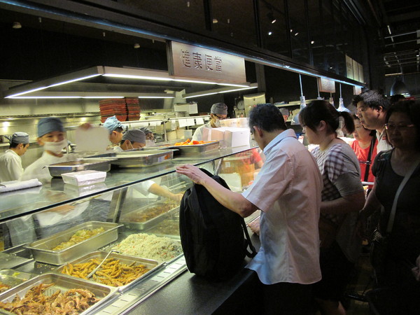 上引水產：(胖樺食記)台北市濱江街上引水產健康便當。四種菜色任君搭配。