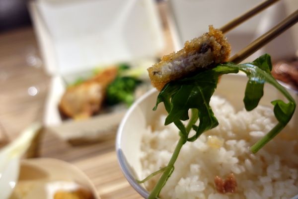 上引水產：(胖樺食記)高CP值濱江街「上引水產」四種菜色健康便當。台北美食推薦必吃