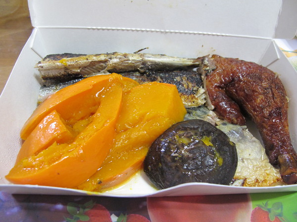 上引水產：(胖樺食記)台北市濱江街上引水產健康便當。四種菜色任君搭配。