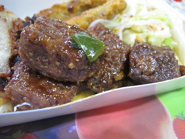 上引水產：(胖樺食記)台北市濱江街上引水產健康便當。四種菜色任君搭配。