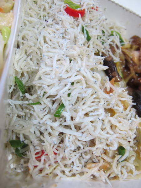 上引水產：(胖樺食記)台北市濱江街上引水產健康便當。四種菜色任君搭配。