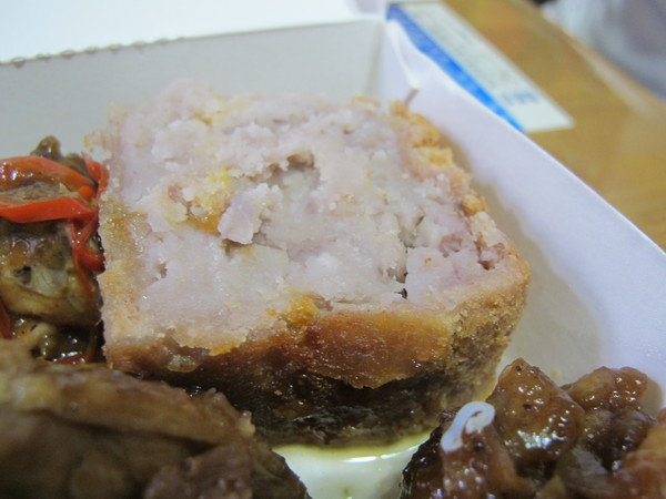 上引水產：(胖樺食記)台北市濱江街上引水產健康便當。四種菜色任君搭配。