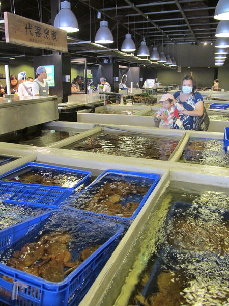 上引水產：(胖樺食記)台北市濱江街上引水產健康便當。四種菜色任君搭配。