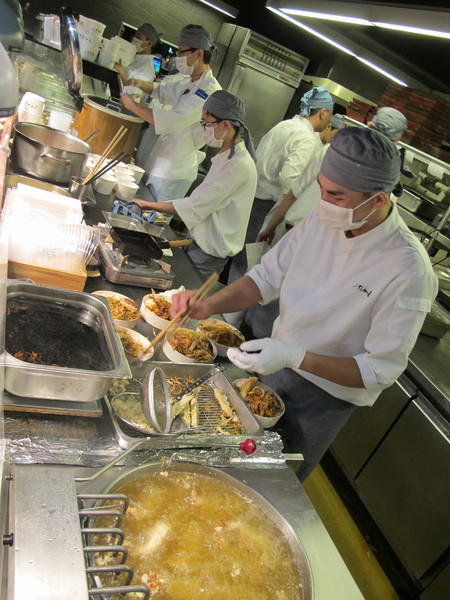 上引水產：(胖樺食記)台北市濱江街上引水產健康便當。四種菜色任君搭配。