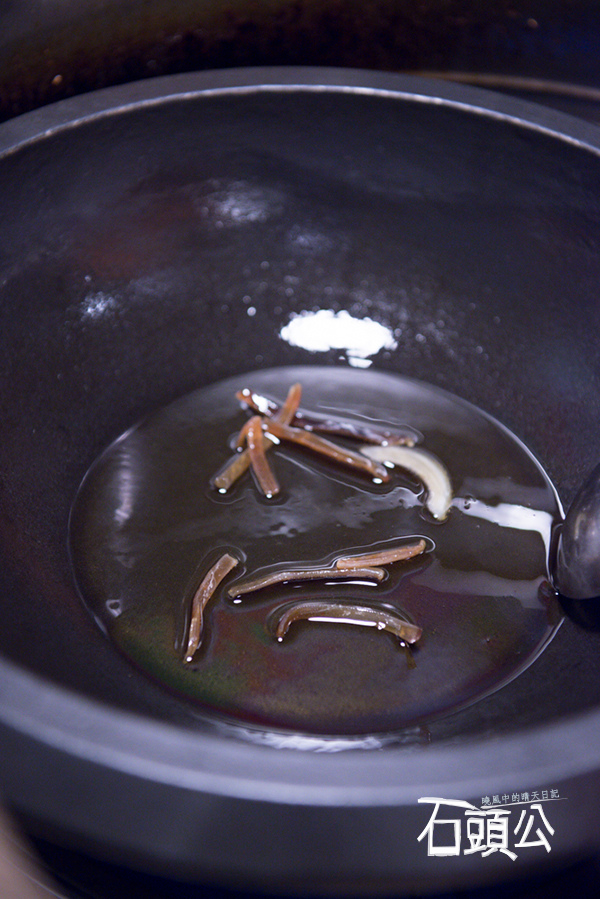 石頭公 石頭火鍋：【口碑券 | 石頭公】湯頭清徹 沙茶迷人 適合朋友聚會一起享用的古早味石頭火鍋