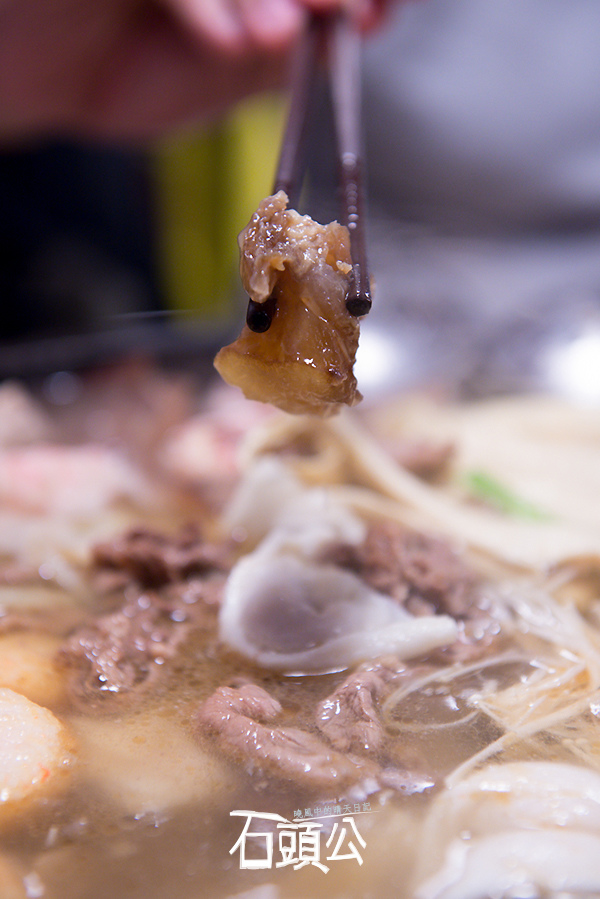 石頭公 石頭火鍋：【口碑券 | 石頭公】湯頭清徹 沙茶迷人 適合朋友聚會一起享用的古早味石頭火鍋
