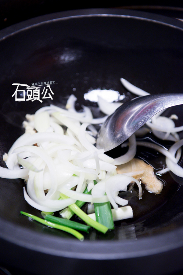 石頭公 石頭火鍋：【口碑券 | 石頭公】湯頭清徹 沙茶迷人 適合朋友聚會一起享用的古早味石頭火鍋