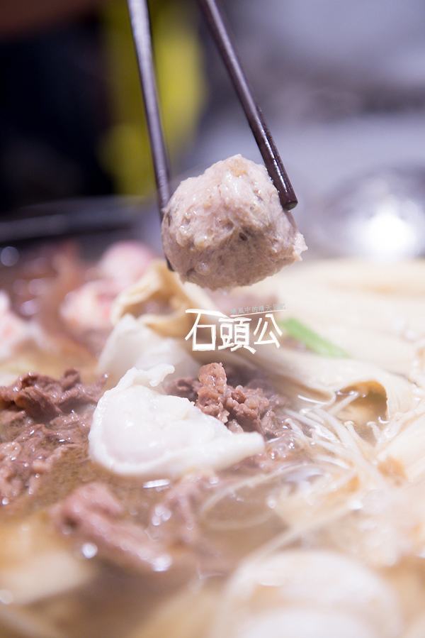 石頭公 石頭火鍋：【口碑券 | 石頭公】湯頭清徹 沙茶迷人 適合朋友聚會一起享用的古早味石頭火鍋