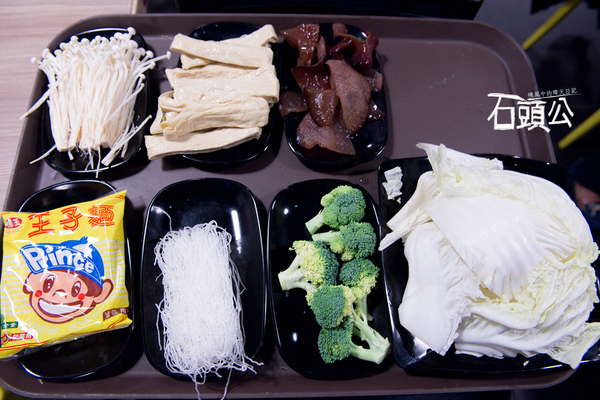 石頭公 石頭火鍋：【口碑券 | 石頭公】湯頭清徹 沙茶迷人 適合朋友聚會一起享用的古早味石頭火鍋