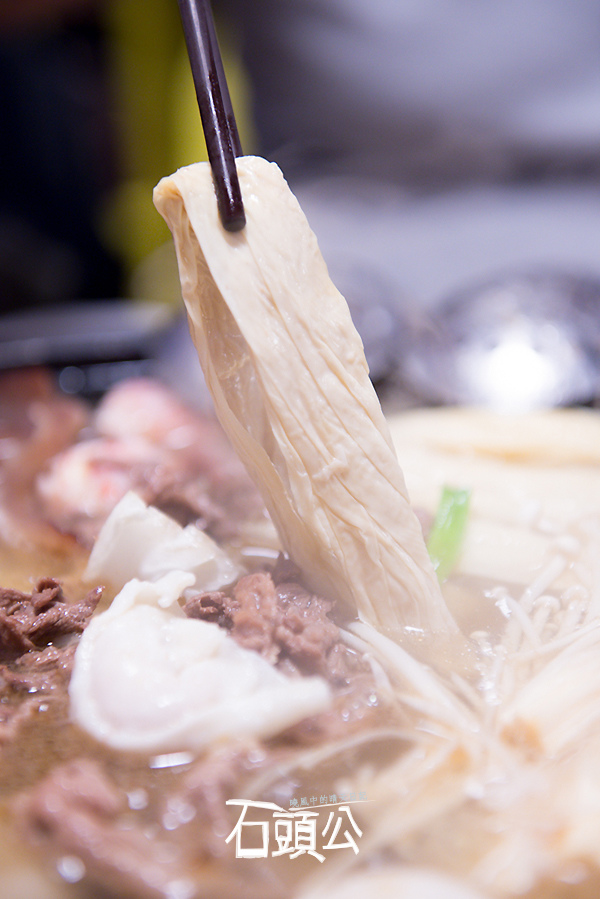 石頭公 石頭火鍋：【口碑券 | 石頭公】湯頭清徹 沙茶迷人 適合朋友聚會一起享用的古早味石頭火鍋