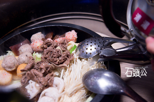 石頭公 石頭火鍋：【口碑券 | 石頭公】湯頭清徹 沙茶迷人 適合朋友聚會一起享用的古早味石頭火鍋
