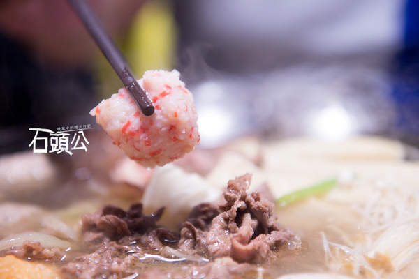 石頭公 石頭火鍋：【口碑券 | 石頭公】湯頭清徹 沙茶迷人 適合朋友聚會一起享用的古早味石頭火鍋