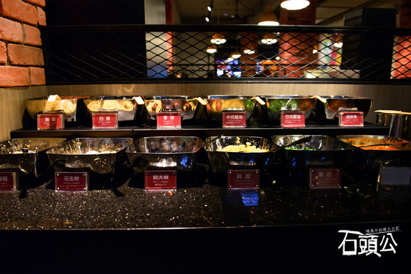 石頭公 石頭火鍋：【口碑券 | 石頭公】湯頭清徹 沙茶迷人 適合朋友聚會一起享用的古早味石頭火鍋