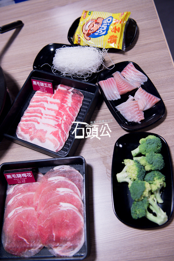 石頭公 石頭火鍋：【口碑券 | 石頭公】湯頭清徹 沙茶迷人 適合朋友聚會一起享用的古早味石頭火鍋