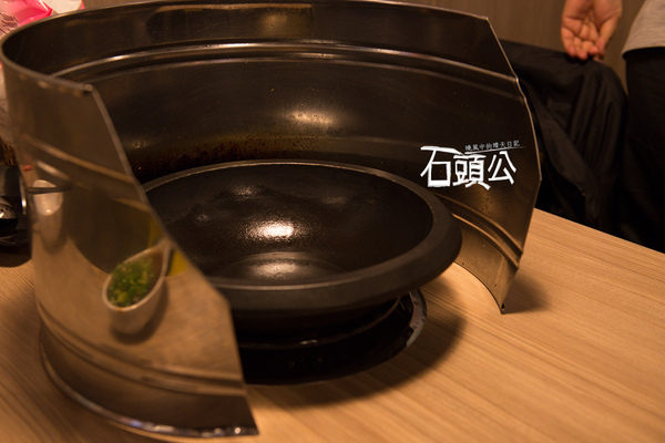 石頭公 石頭火鍋：【口碑券 | 石頭公】湯頭清徹 沙茶迷人 適合朋友聚會一起享用的古早味石頭火鍋