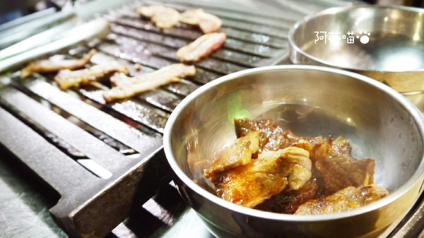 燒桶子韓風立燒:【國父紀念館│韓式】烤肉完全免動手,真的是站著吃的韓式烤肉?『燒桶子韓風立燒』