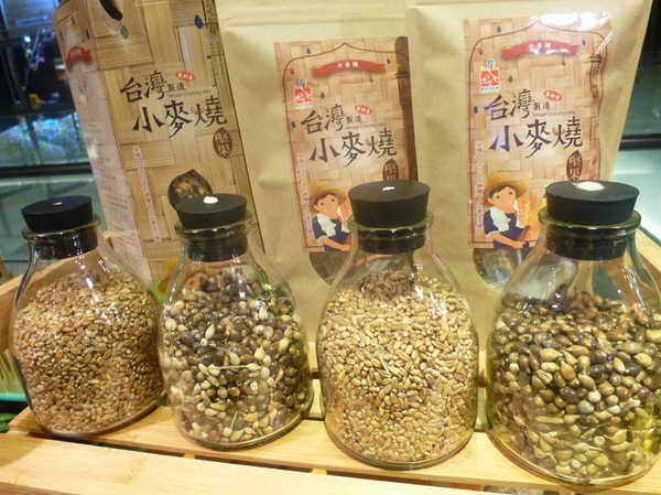 三風麵館:【台中特產/試吃】老麵廠的華麗變身,不容錯過!獨家香蕉麵與最在地滋味的麵條商品-三風麵館