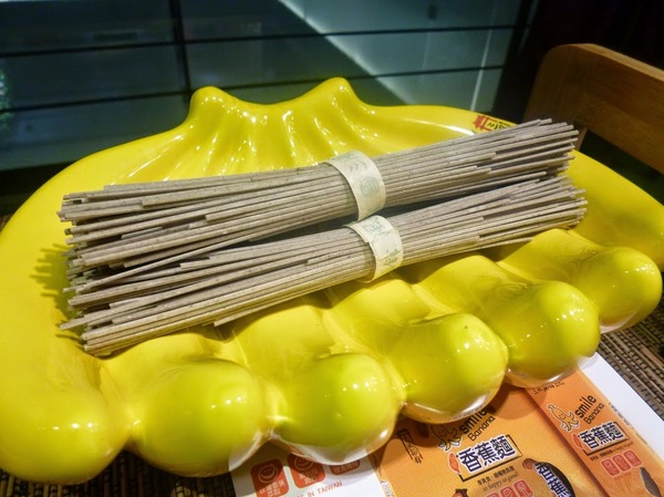 三風麵館:【台中特產/試吃】老麵廠的華麗變身,不容錯過!獨家香蕉麵與最在地滋味的麵條商品-三風麵館