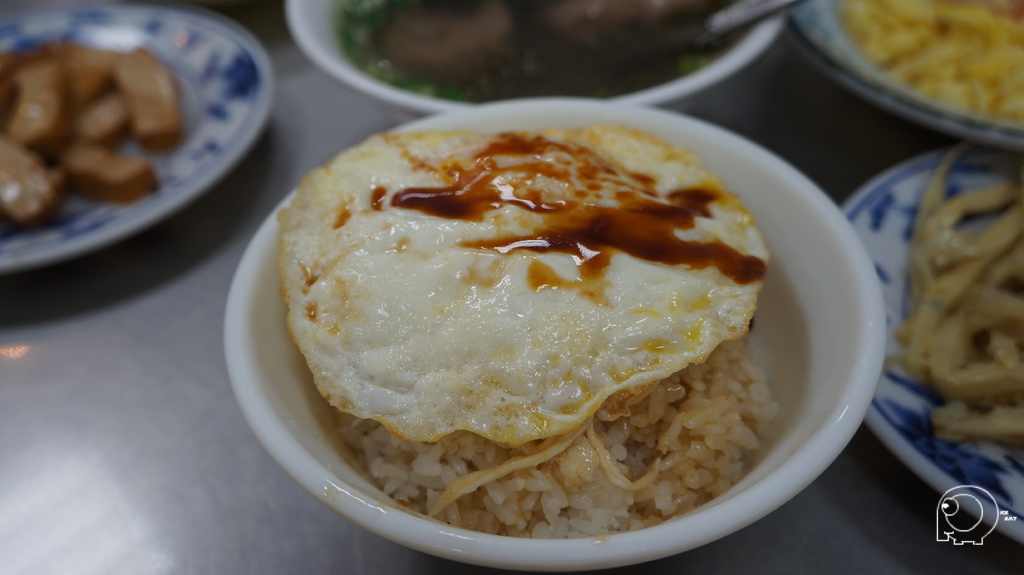 荷包蛋加雞肉飯