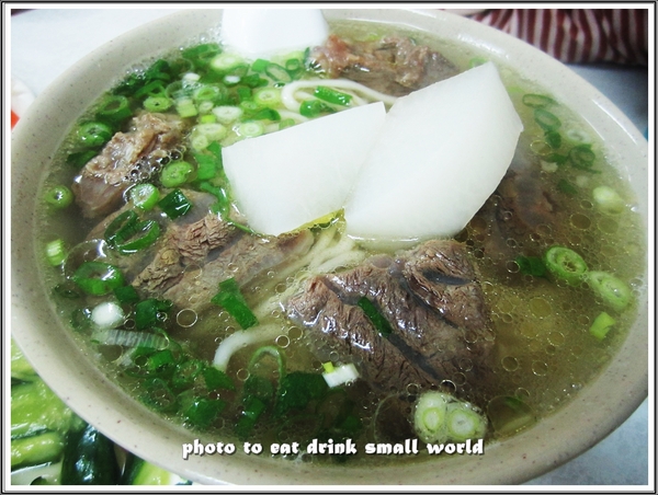林口蔡家拉麵(牛肉拉麵大王)：牛肉麵是用雞湯作湯底你肯定沒吃過吧~~