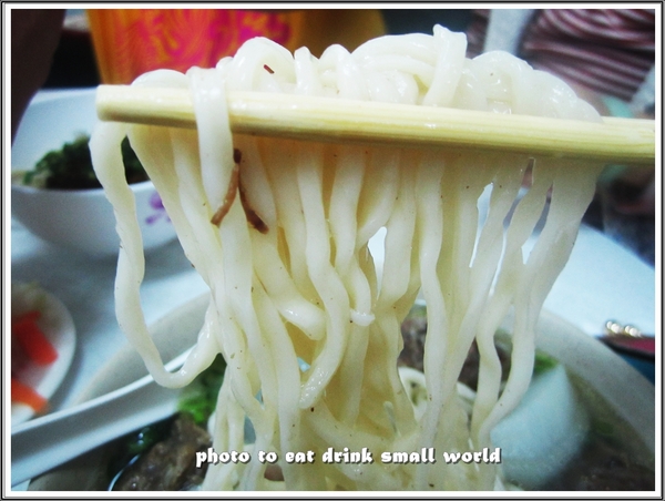 林口蔡家拉麵(牛肉拉麵大王)：牛肉麵是用雞湯作湯底你肯定沒吃過吧~~