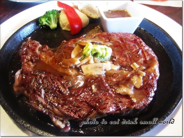 托斯卡尼尼義大利餐廳：桃園國際店托斯卡尼尼~~空間大氣氛好份量多還有停車場哦