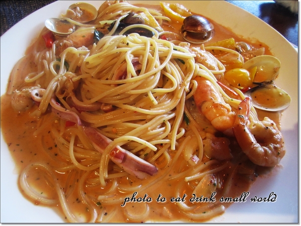 托斯卡尼尼義大利餐廳：桃園國際店托斯卡尼尼~~空間大氣氛好份量多還有停車場哦