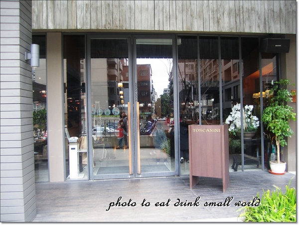 托斯卡尼尼義大利餐廳：桃園國際店托斯卡尼尼~~空間大氣氛好份量多還有停車場哦