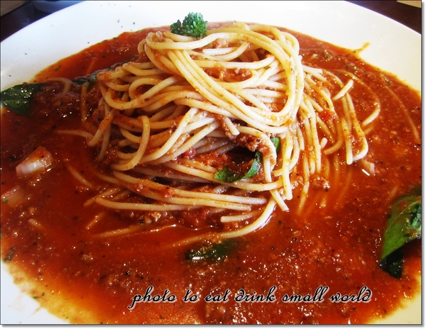 托斯卡尼尼義大利餐廳：桃園國際店托斯卡尼尼~~空間大氣氛好份量多還有停車場哦