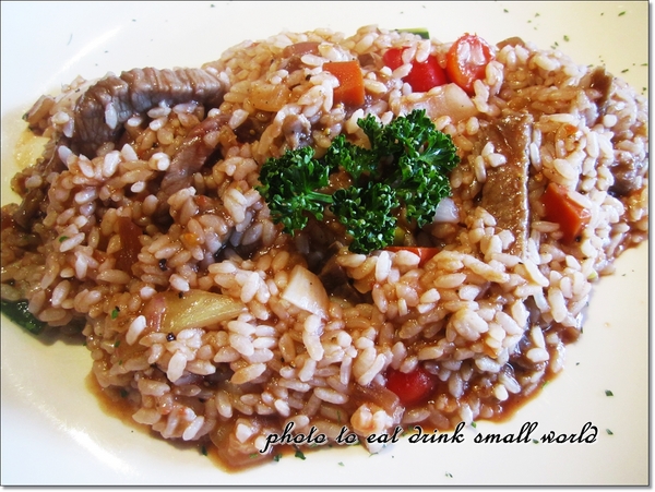 托斯卡尼尼義大利餐廳：桃園國際店托斯卡尼尼~~空間大氣氛好份量多還有停車場哦