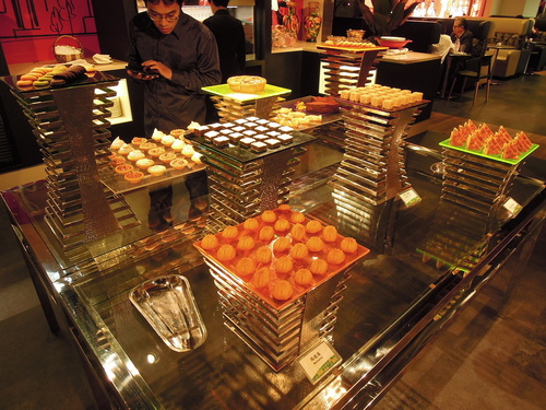 台北凱撒大飯店Checkers自助式餐廳:【台北車站美食】聚餐推薦凱撒Checkers下午茶吃到飽-葷素皆有(圖多食記)