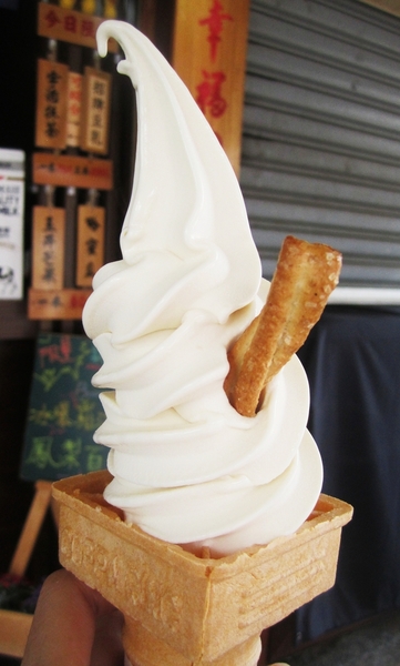 綣綣屋 霜淇淋專賣：吃完熱的一定要來吃霜淇淋~真是一大享受