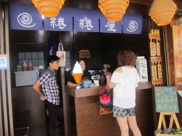 綣綣屋 霜淇淋專賣：吃完熱的一定要來吃霜淇淋~真是一大享受