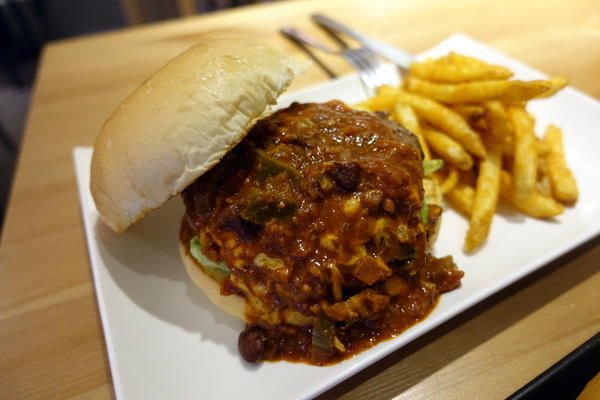 HI Burger：(胖樺食記)捷運頂溪站推薦美食”HI Burger”/平價大份量美式漢堡/不收一成服務費/不限時/WiFi