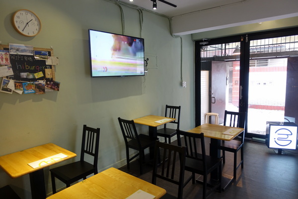 HI Burger：(胖樺食記)捷運頂溪站推薦美食”HI Burger”/平價大份量美式漢堡/不收一成服務費/不限時/WiFi