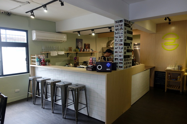 HI Burger：(胖樺食記)捷運頂溪站推薦美食”HI Burger”/平價大份量美式漢堡/不收一成服務費/不限時/WiFi