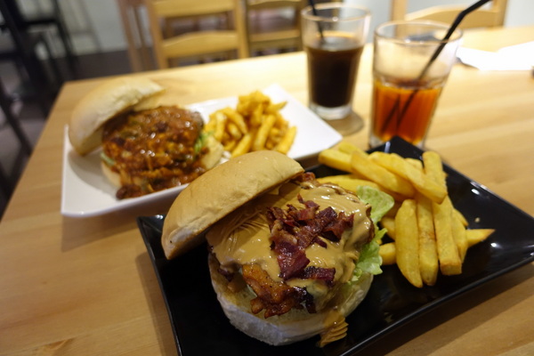 HI Burger：(胖樺食記)捷運頂溪站推薦美食”HI Burger”/平價大份量美式漢堡/不收一成服務費/不限時/WiFi