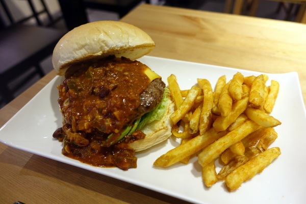 HI Burger：(胖樺食記)捷運頂溪站推薦美食”HI Burger”/平價大份量美式漢堡/不收一成服務費/不限時/WiFi