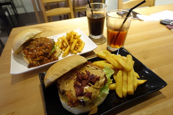 HI Burger：(胖樺食記)捷運頂溪站推薦美食”HI Burger”/平價大份量美式漢堡/不收一成服務費/不限時/WiFi