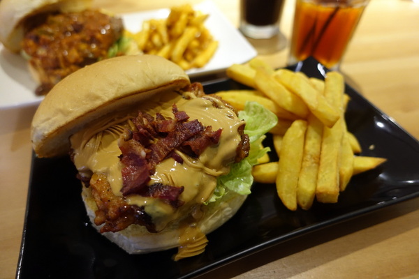 HI Burger：(胖樺食記)捷運頂溪站推薦美食”HI Burger”/平價大份量美式漢堡/不收一成服務費/不限時/WiFi