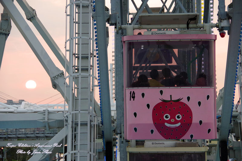 廖西瓜@台北市立兒童新樂園夜景2